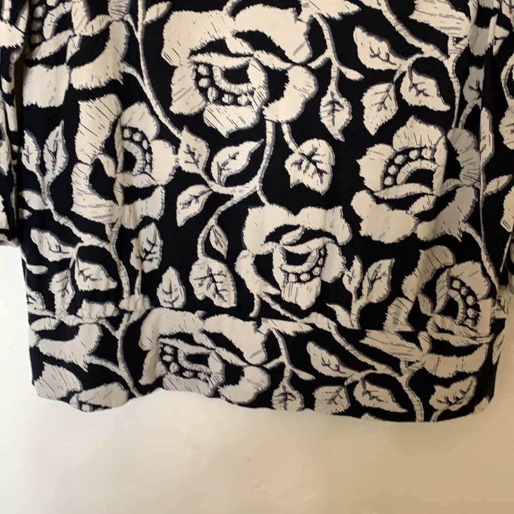 Blouson-style. Black and cream floral knit top Size XL - Picture 3 of 7